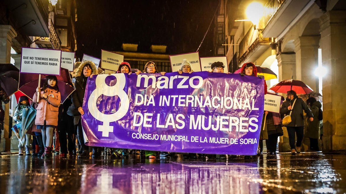 Multitudinaria manifestación del 8M por el centro de Soria.