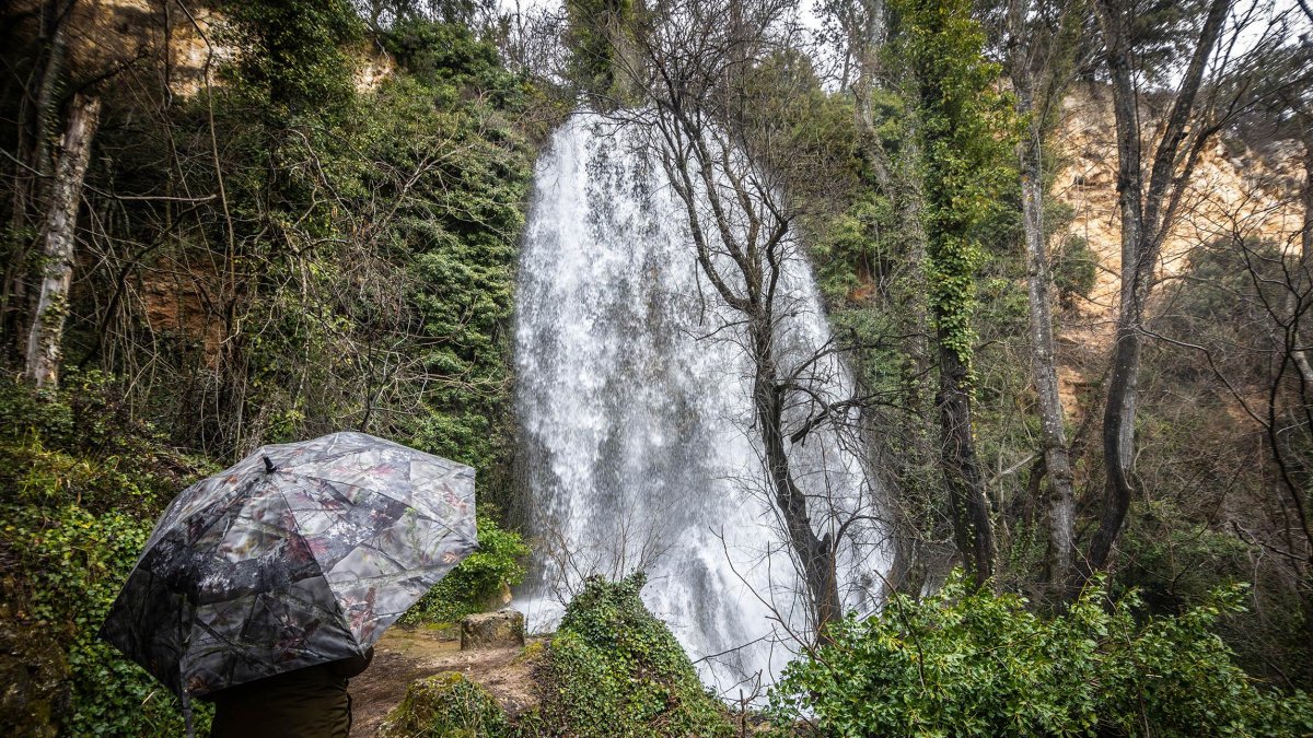 Las lluvias hacen que el agua surja con fuerza de entre las rocas aumentando la belleza de este entorno.