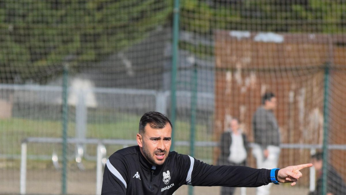 Yago Iglesias en un entrenamiento con el Pontevedra.