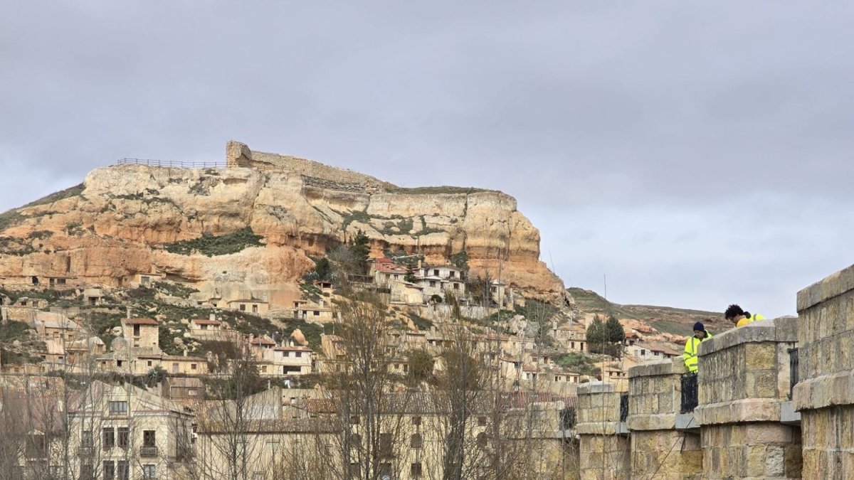 Los buzos en el río Duero junto al puente de los 16 ojos.-