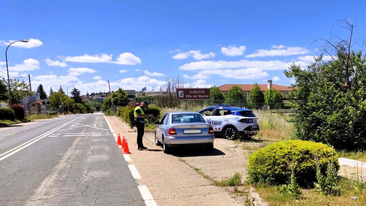 Un control de la Policía Local de Almazán