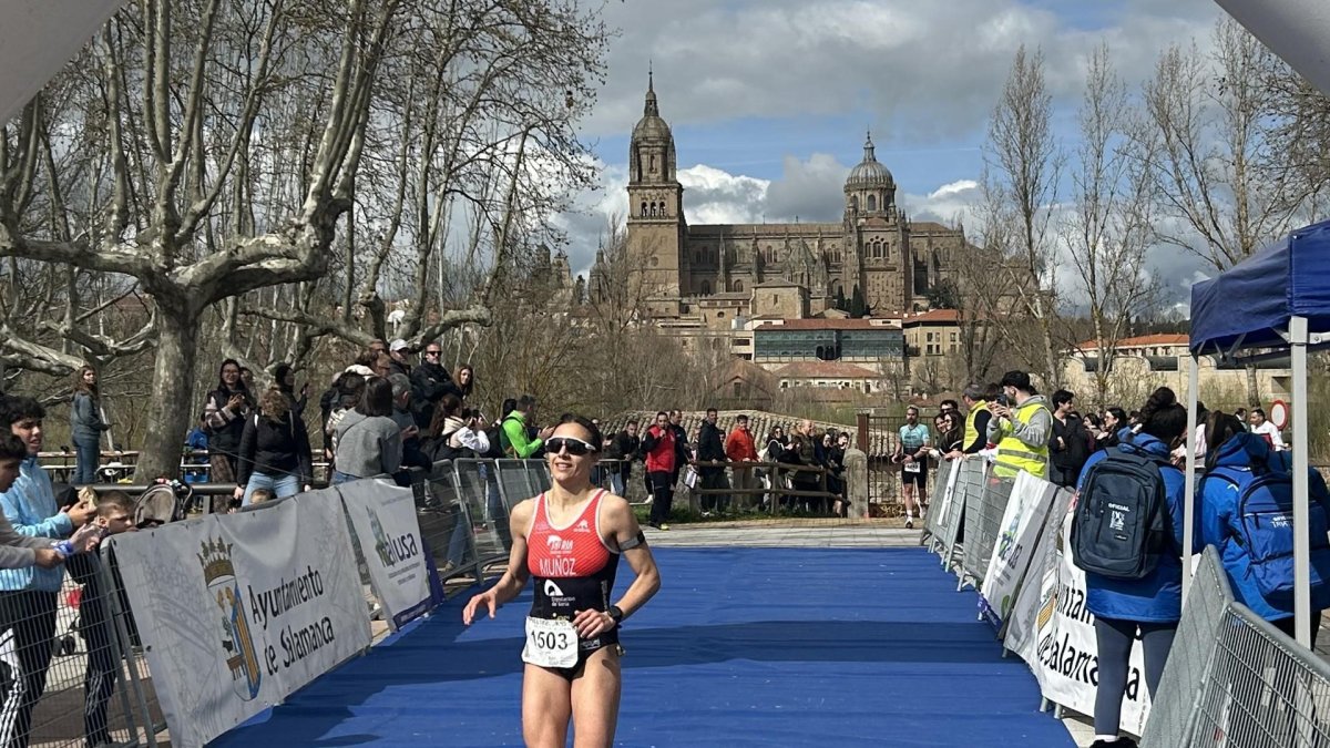 Marina Muñoz llegando a la línea de meta de Salamanca.