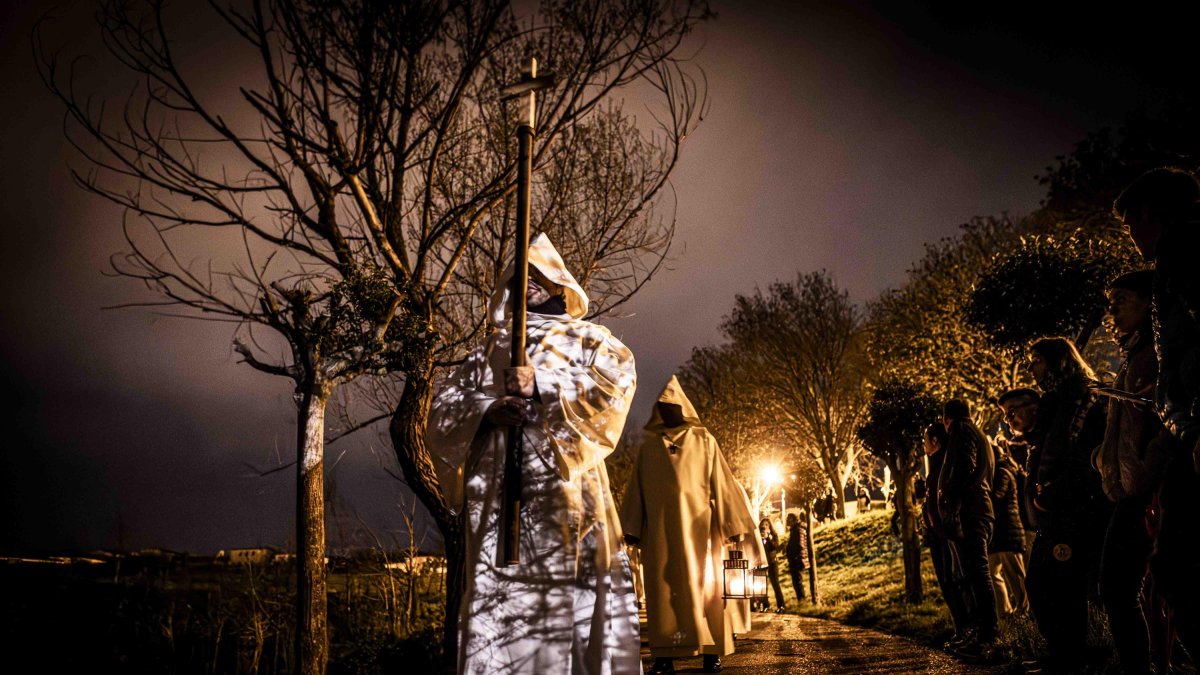 Un recorrido solemne acompañado del canto del miserere