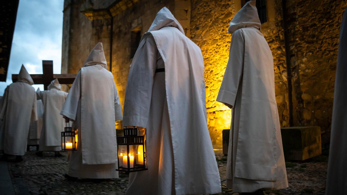 La silenciosa marcha de los cofrades preludio de la resurrección.