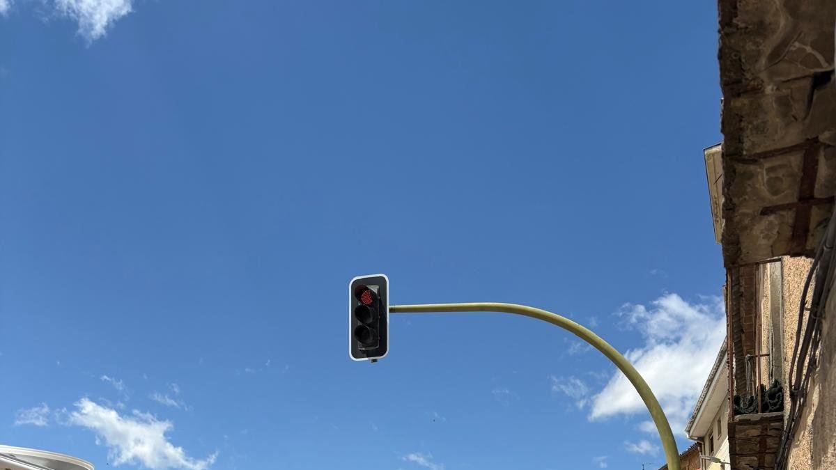 Los semáforos definitivos se activaron tres varias horas con regulación de semáforos provisionales.