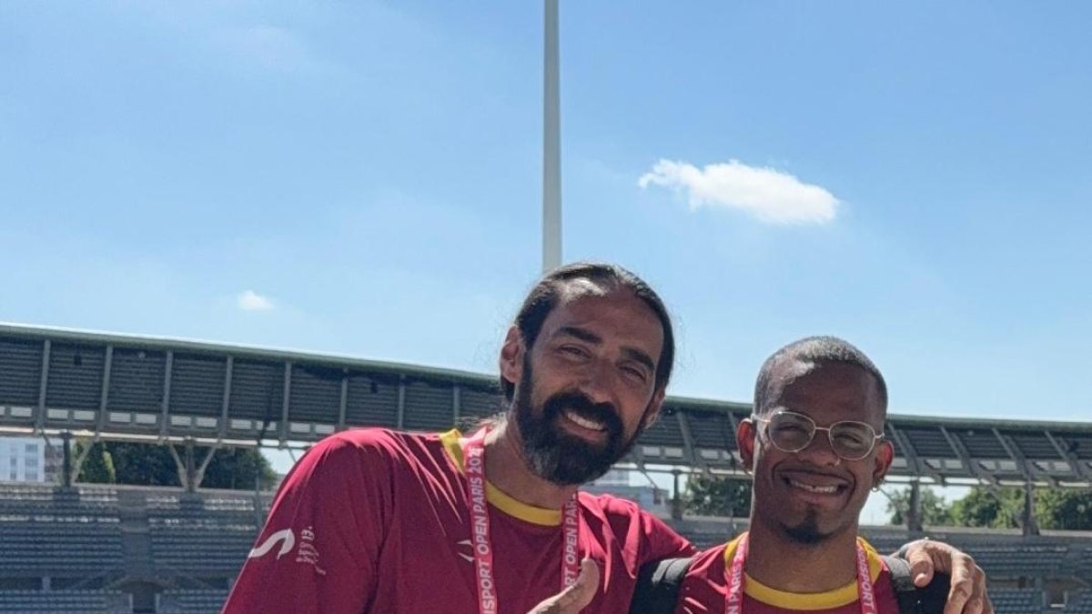 Enrique Márquez y David Pineda en el estadio Charléty en el que compite.
