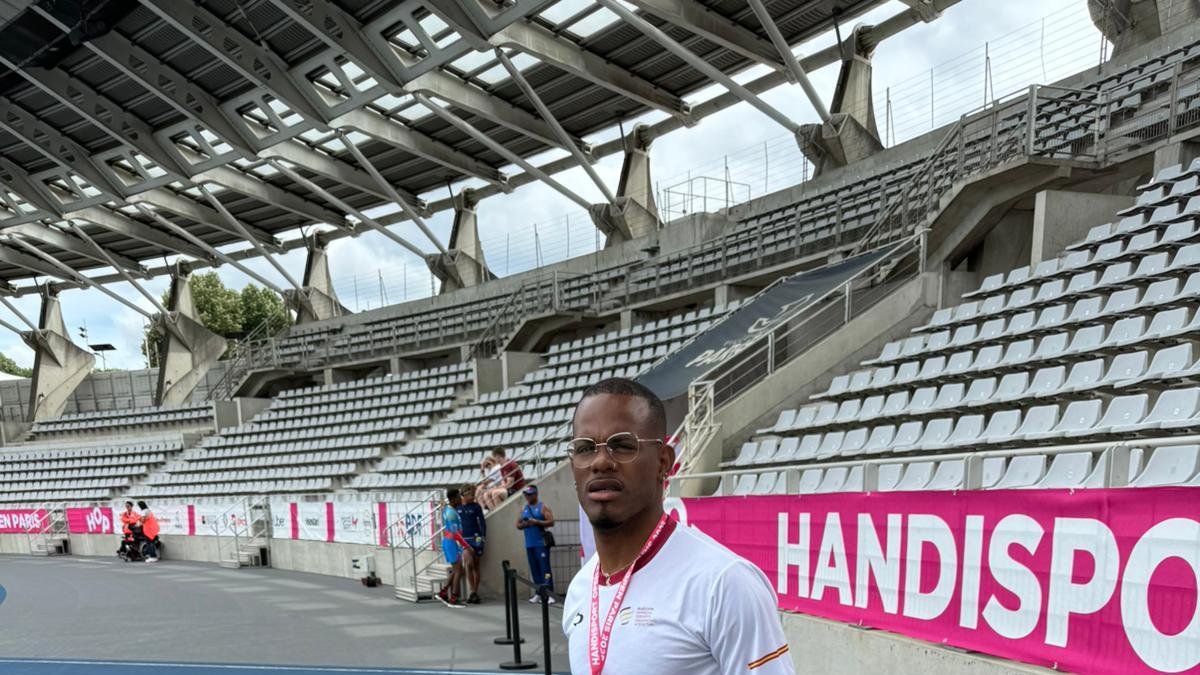 David Pineda antes de comenzar el entrenamiento de este martes en París.