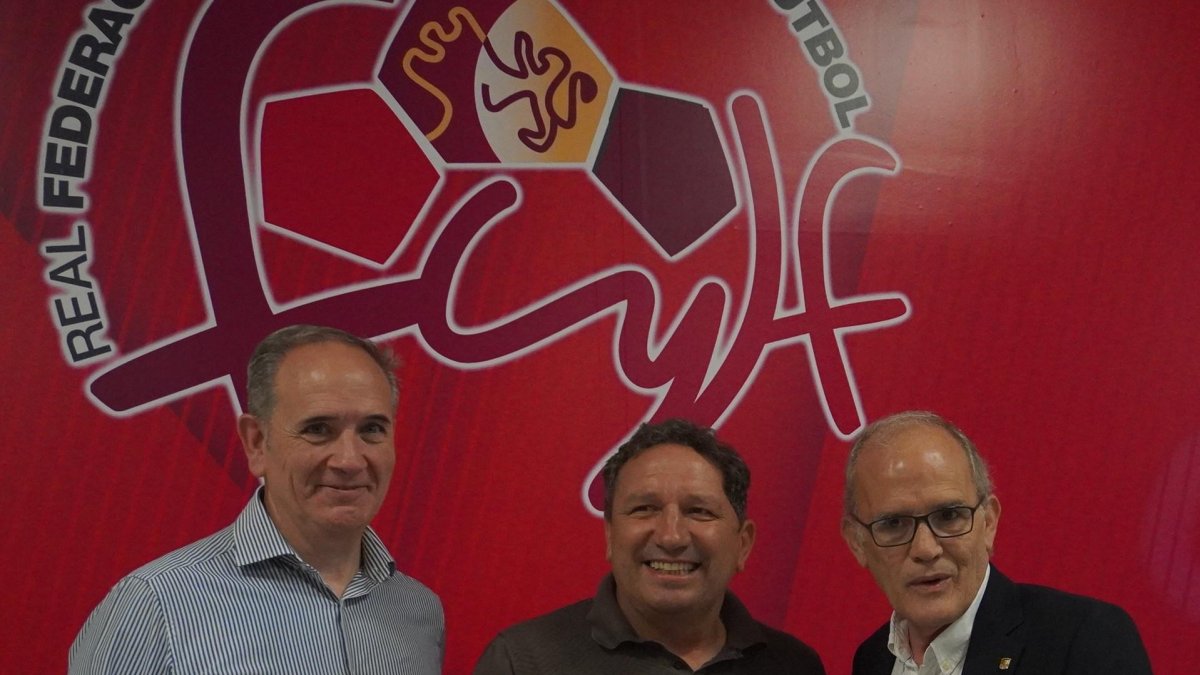 Eusebio Sacristán, flanqueado por Carlos Merino y Marcelino Maté, posa con la elástica del combinado regional.