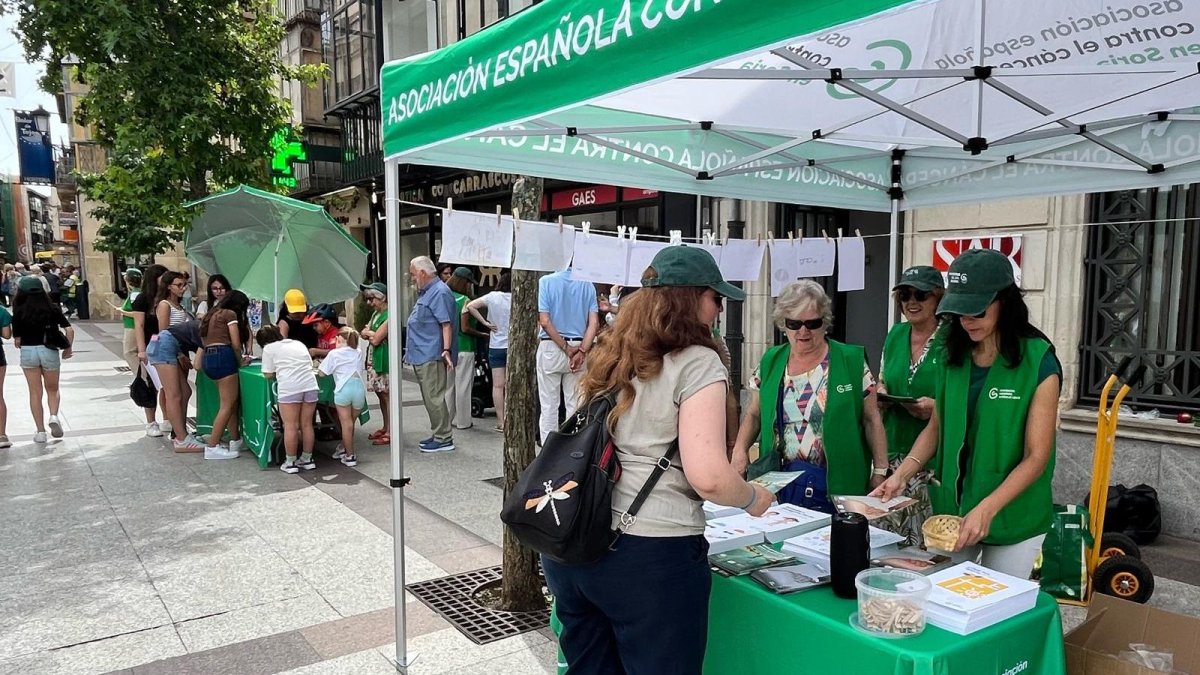 Mesas informativas de la Asociación contra el Cáncer en la campaña contra el cáncer de piel.