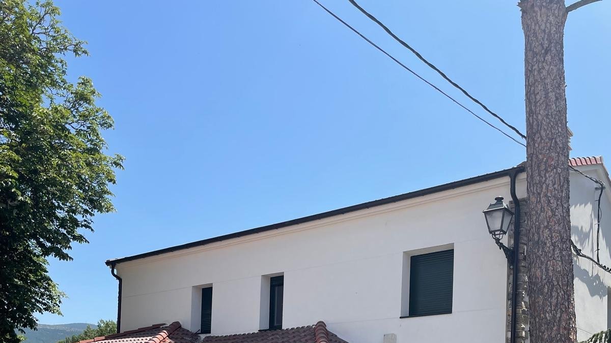 Edificio rehabilitado que albergaba la oficina de farmacia en Villar antes de cerrar en 2018.