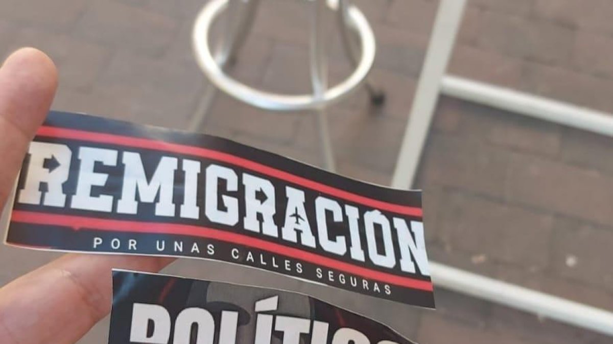 Pegatinas colocadas en la sede de Comisiones Obreras en Soria.