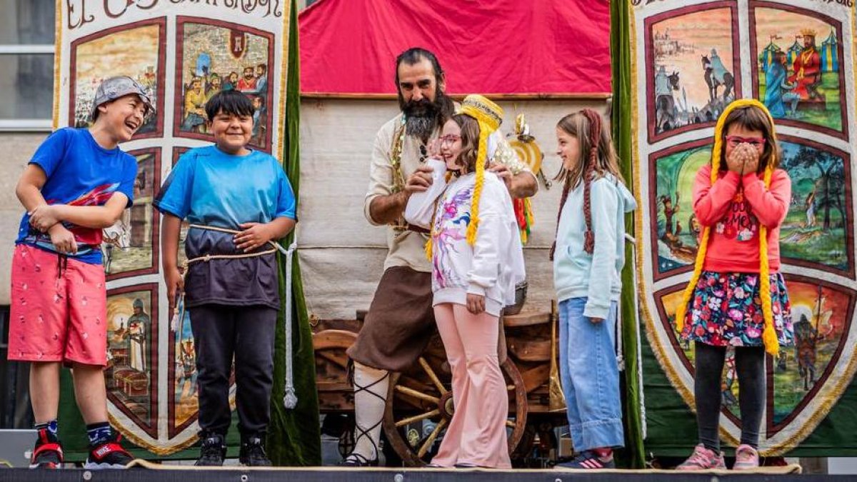 La obra fue seguida atentamente por multitud de niños