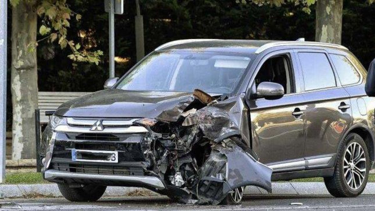 Estado en el que quedó el vehículo tras el impacto con el autobús