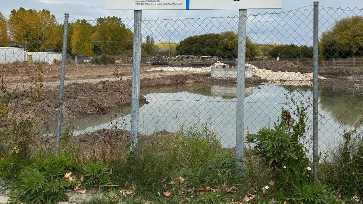 Parcela inundada de agua en la se construirá el centro de salud en una foto cedida por Soria Ya.HDS