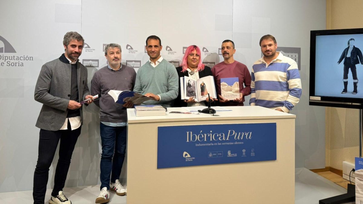 El diputado de Cultura, Enrique Rubio, junto con el equipo de expertos que ha elaborado la publicación.