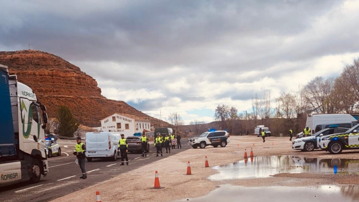 La Guardia Civil investiga al conductor de un turismo por conducir con permiso de conducción falso.