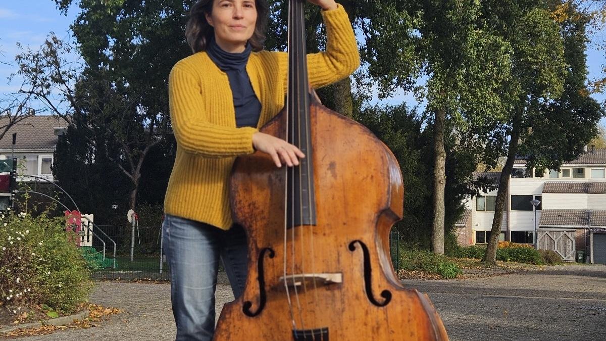 Beltane Ruiz Molina posa con el contrabajo.