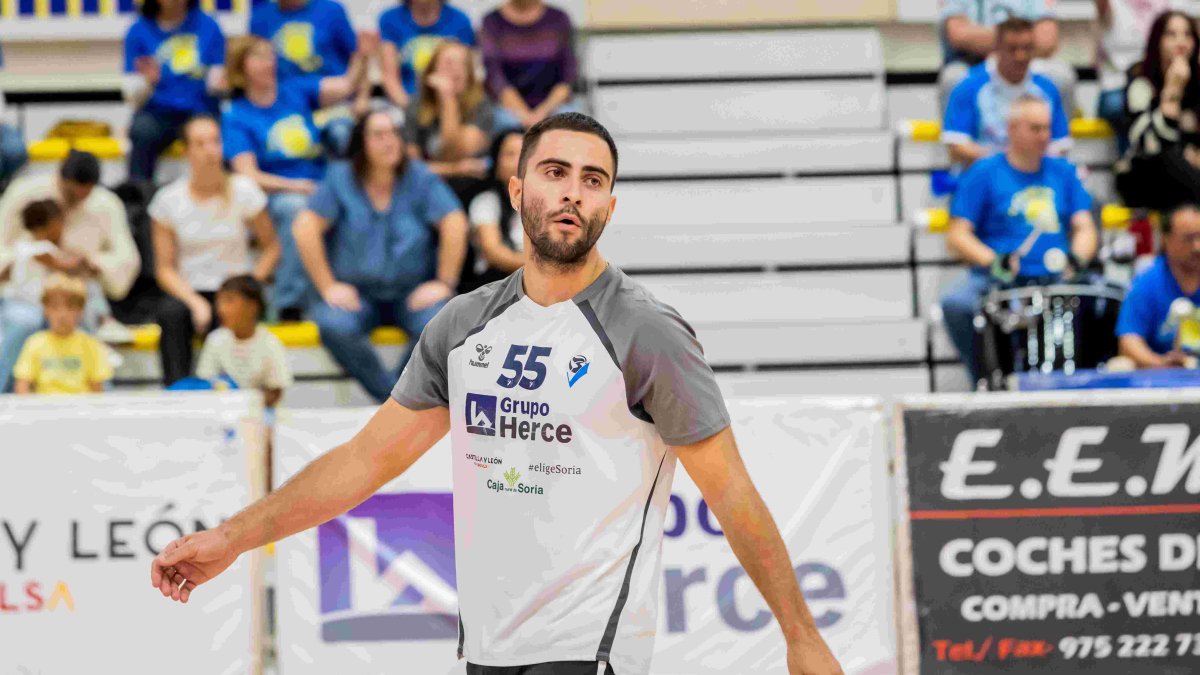 Arnau Masiá en un partido de pretemporada como nuevo líbero del Grupo Herce.
