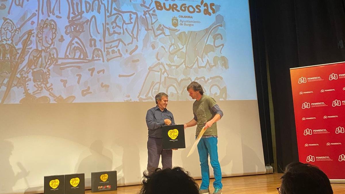 Gonzalo Torre en el momento de recoger su galardón en la gala regional.