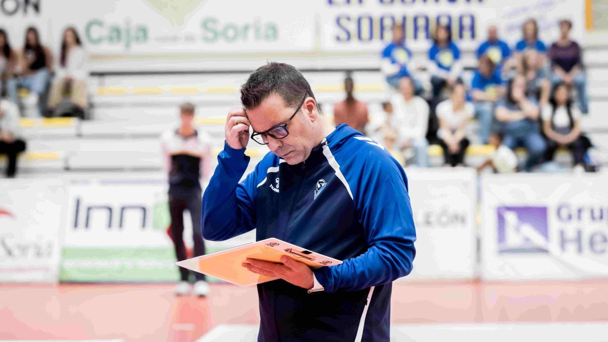 El técnico del C.V. Grupo Herce, Alberto Toribio, durante un encuentro en Los Pajaritos.