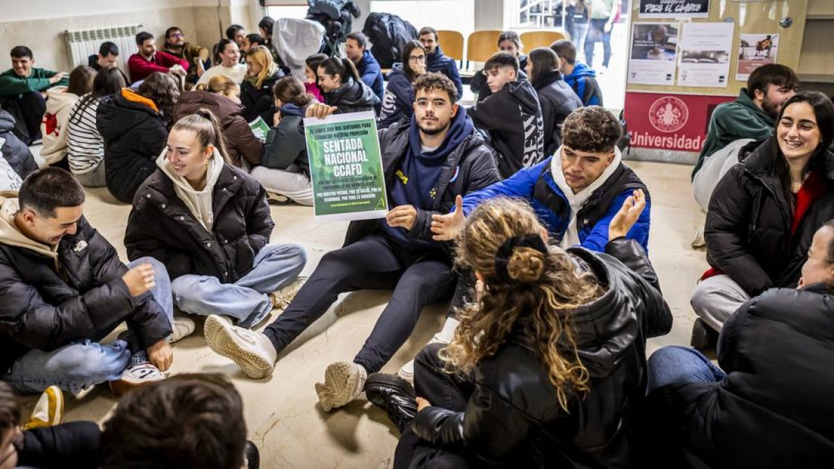 Los alumnos se sentaron para reclamar la Ley estatal de profesionales del deporte