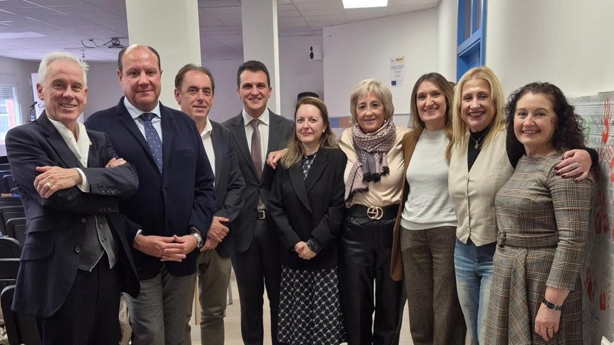 Autoridades y profesores ayer durante el acto celebrado en el Santa Catalina.