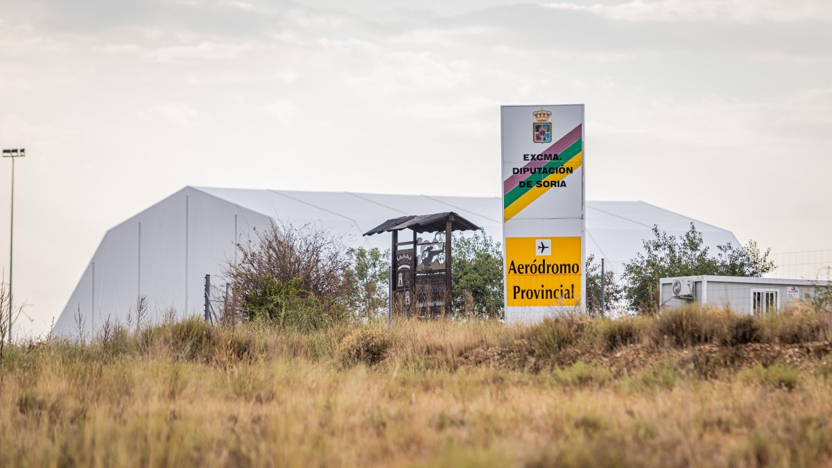 Vista del aeródromo desde el PEMA con la carpa instalada para reparar aviones.