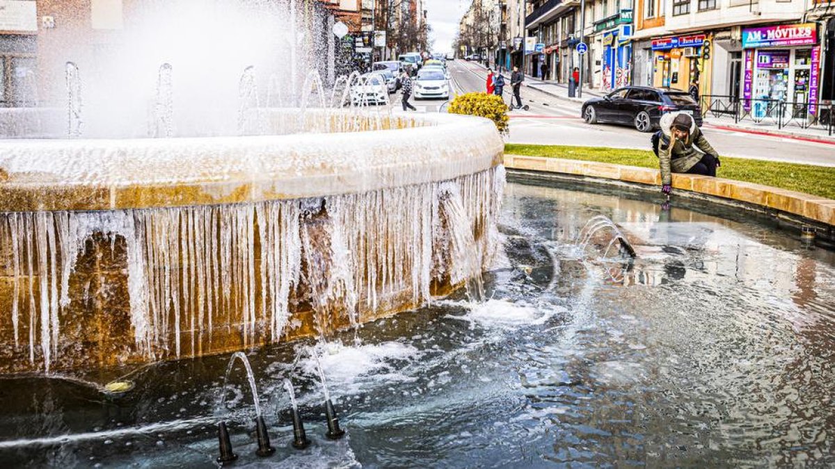 El frío invernal congeló ríos y fuentes