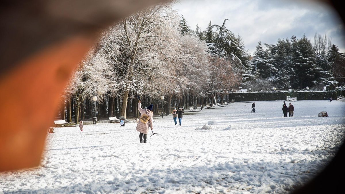 Acumulación de nieve en las calles y parques de Soria.
