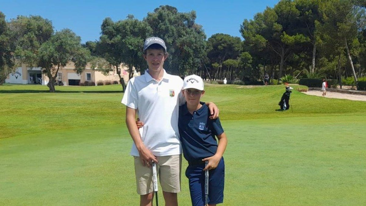 Los jóvenes golfistas sorianos Miguel López y Enzo Jiménez.