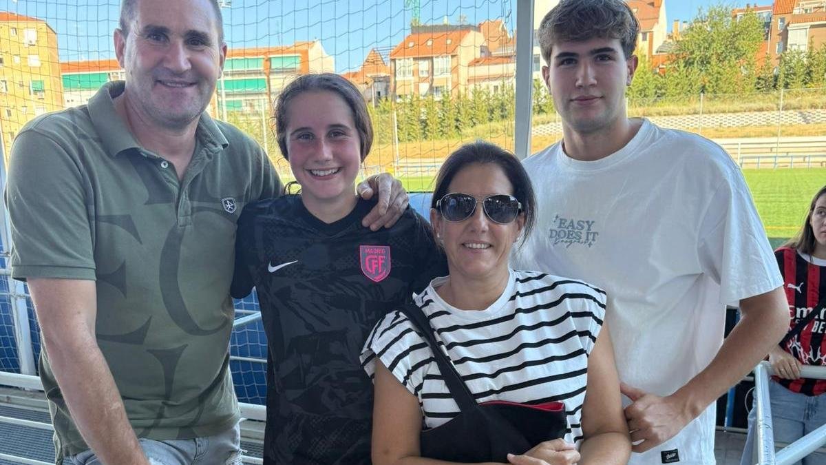 Zaira Gallardo junto a sus padres José Pedro y Gema y su hermano Hugo.
