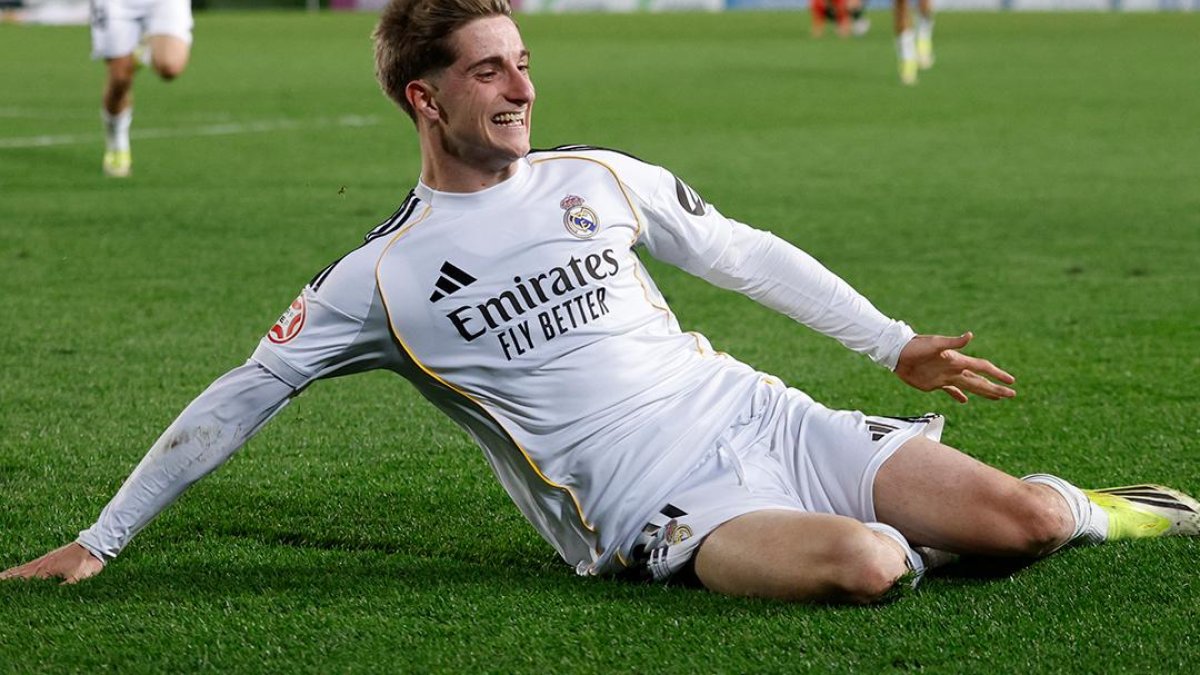 César Palacios celebra un gol con el Real Madrid Castilla.