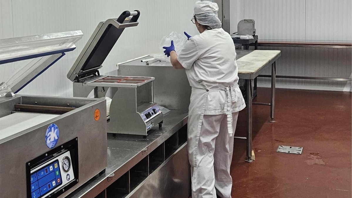 Preparando un pedido de ‘Vinuesa en tu mesa’ en las instalaciones del matadero