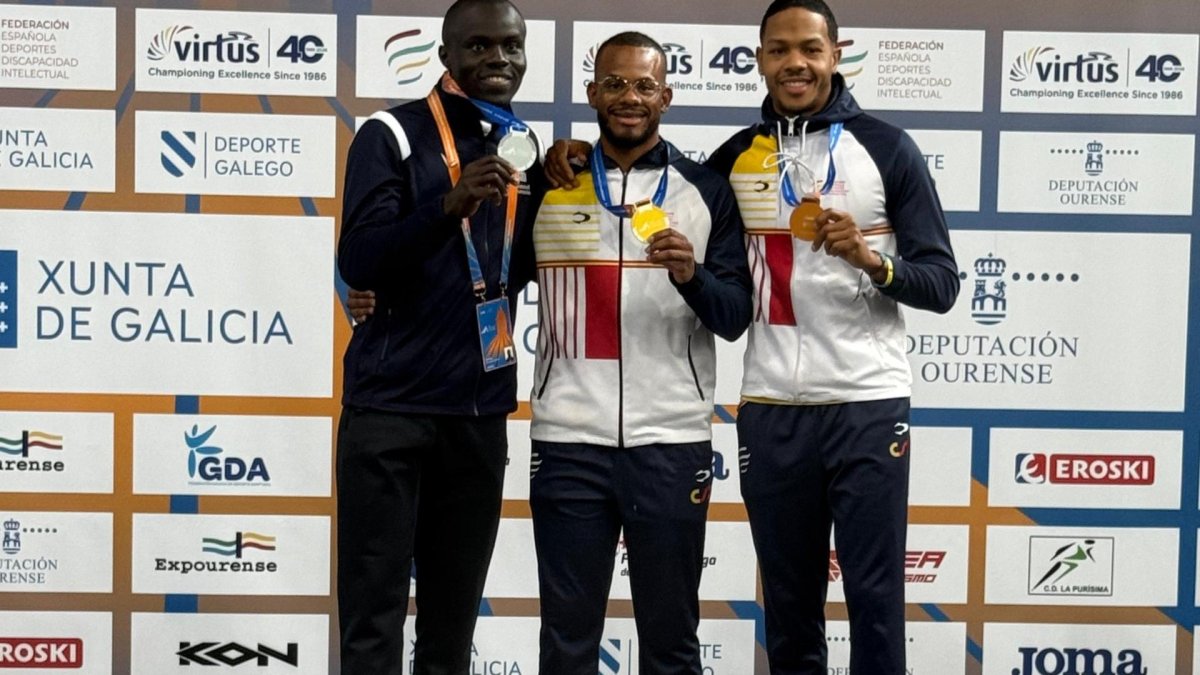 David José Pineda en el centro de la imagen como campeón del mundo de los 200 metros.