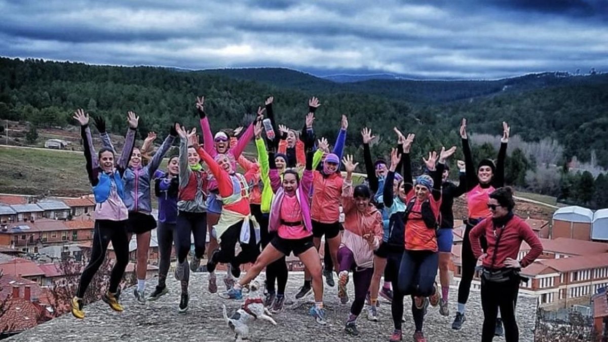 Participantes en la quedada organizada por el Club de Montaña Los Pelendones.