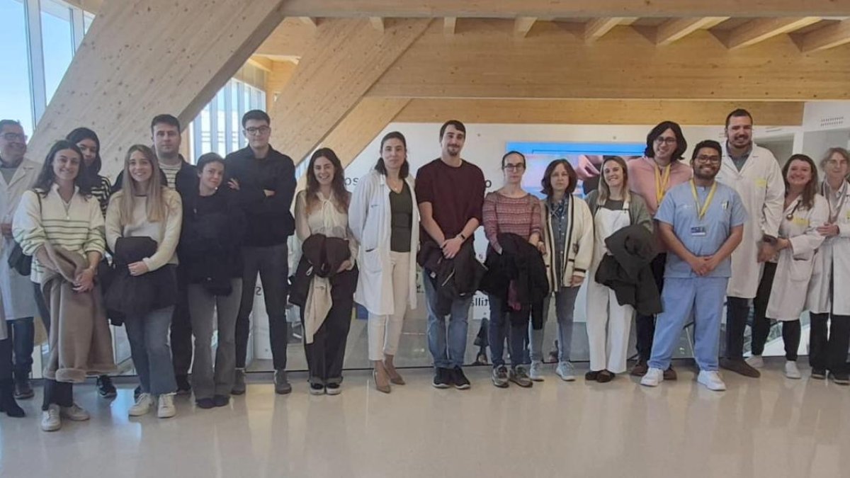 Algunos de los participantes en la jornada de puertas abiertas junto a personal de la Gerencia Sanitaria.