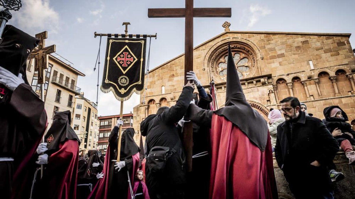 La Cofradía del Ecce Homo desfila bajo el dramatismo de la marcha de la Banda de Cornetas y Tambores