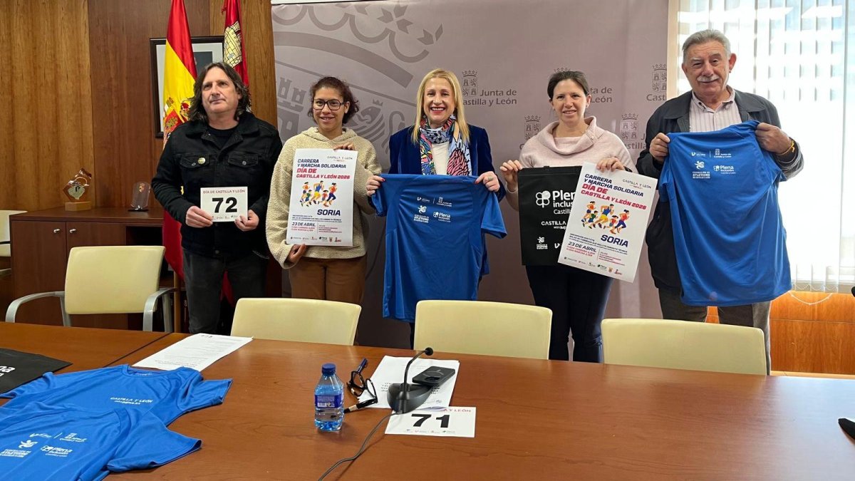 Representantes de Los Trócolos, Asamis, Federación de Atletismo y la delegada de la Junta.