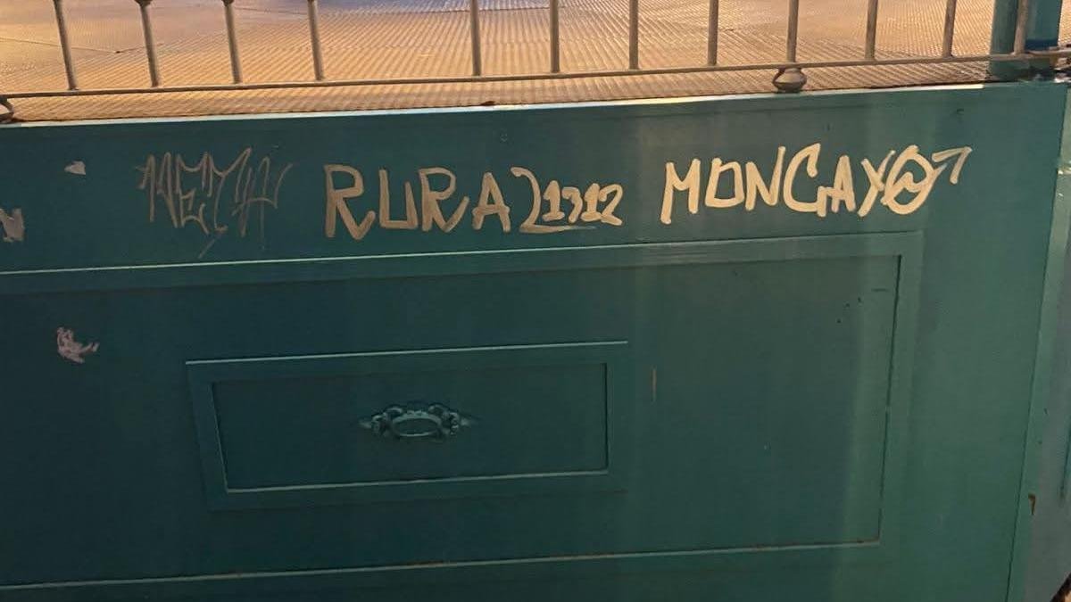Pintadas en el quiosco de Ágreda en el parque de la Dehesa.
