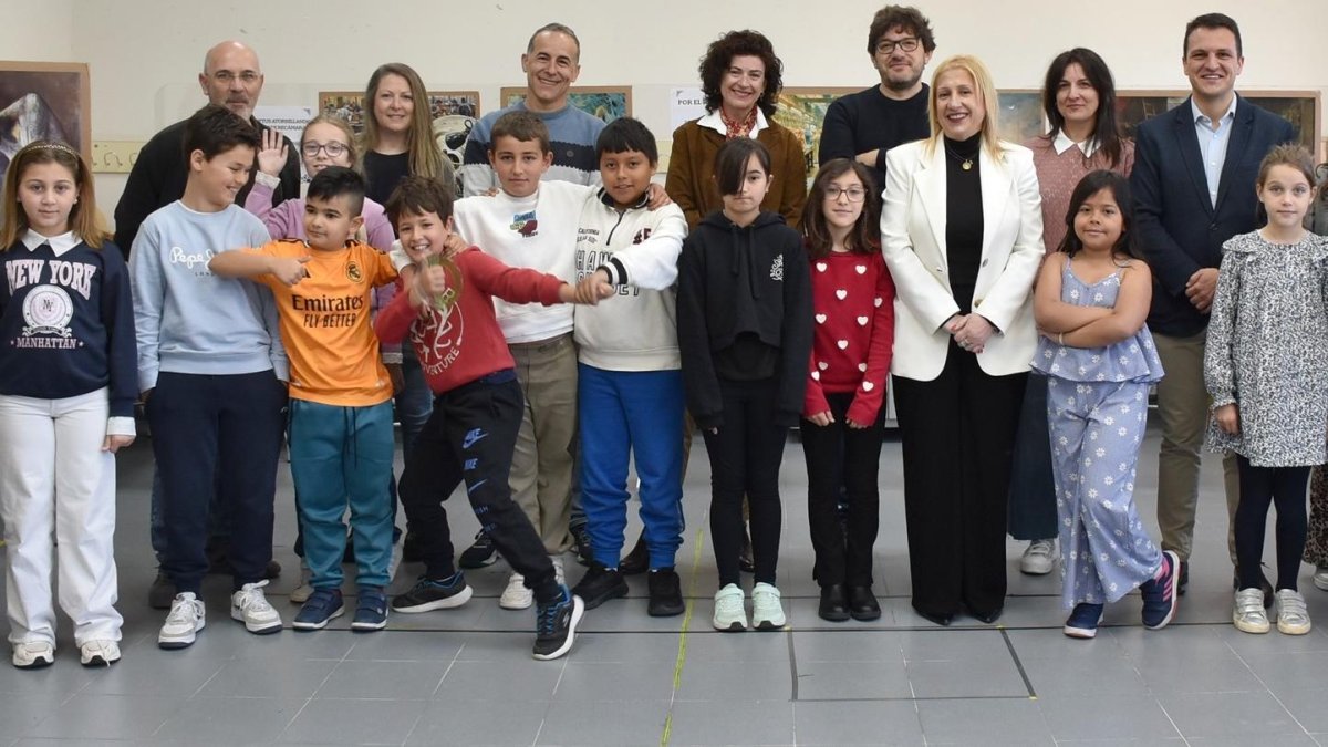 Responsables del Junta y de El Ayuntamiento de El Burgo con los escolares que han participado.