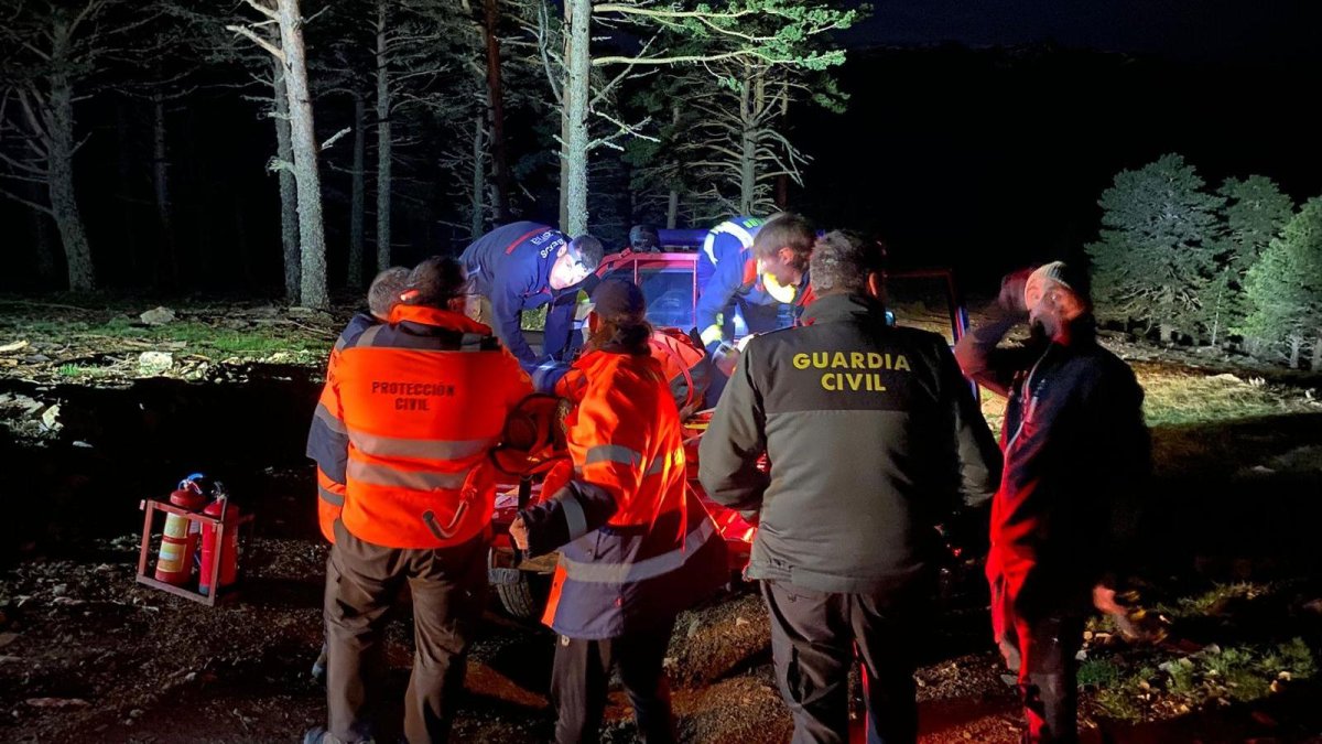 Bomberos de Soria, Guardia Civil y sanitarios en el rescate del senderista en Santa Inés.