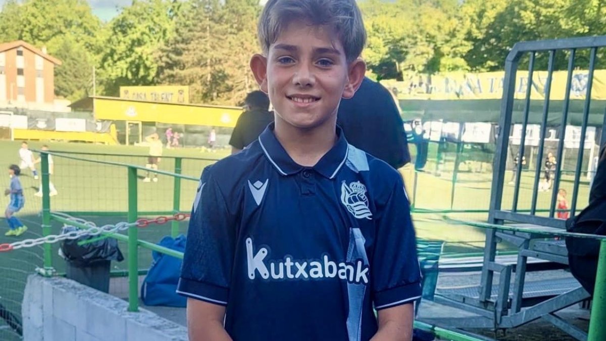 Lucas Angulo con la elástica txuri urdin.