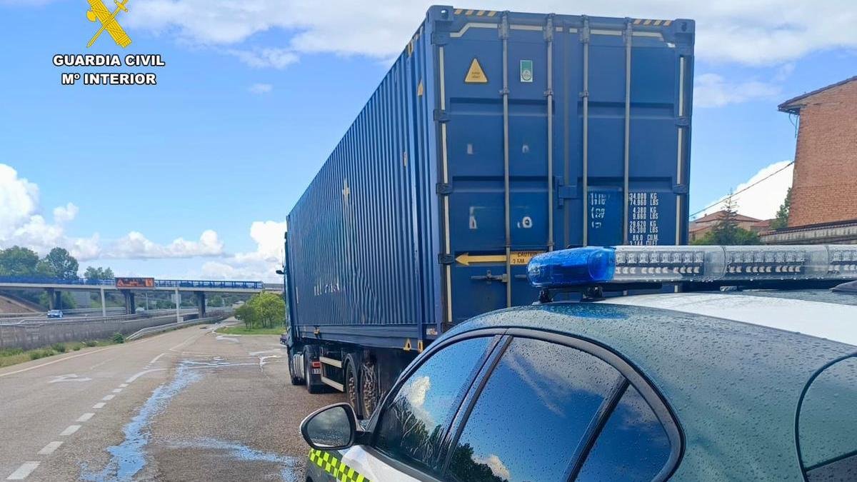 La Guardia Civil investiga al conductor de un camión por conducir ...