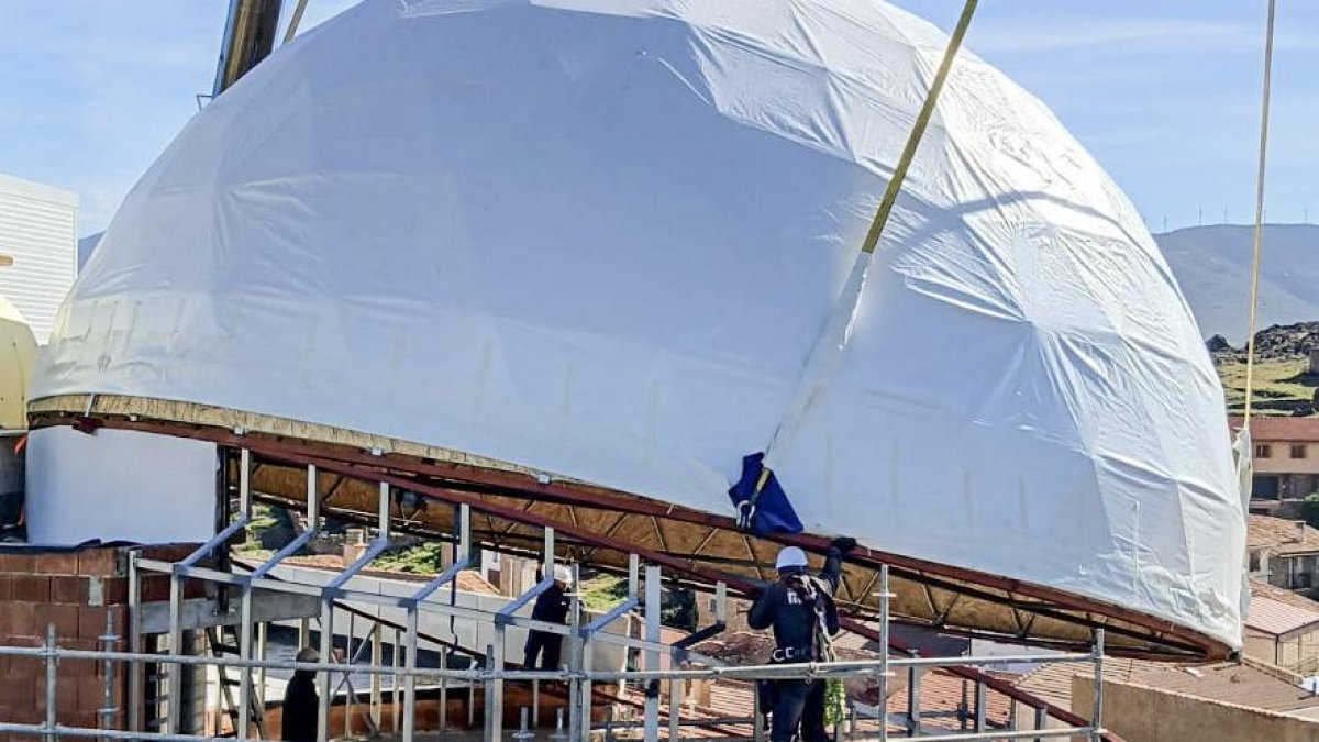 Momento en el que se instaló la cúpula del planetario.