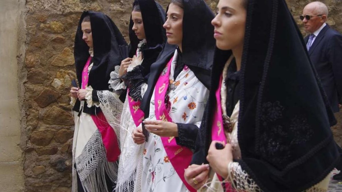 Las hermosas alfombras florales adornaron el paseo procesional