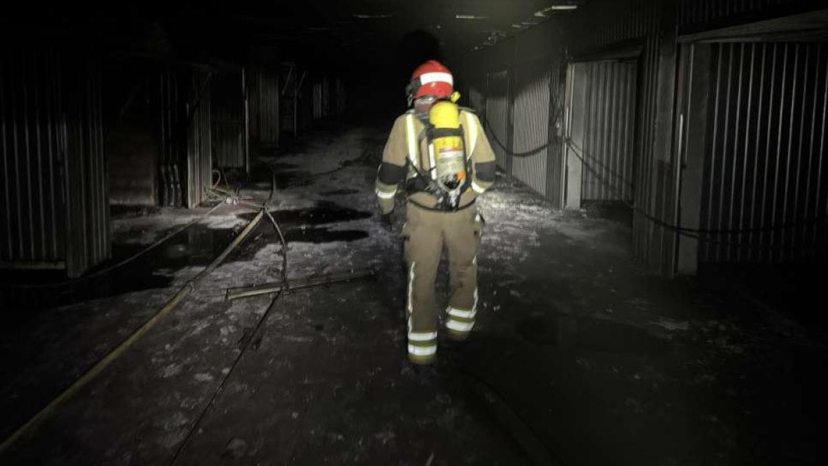 El incendio de un vehículo obliga a desalojar varios bloques de viviendas