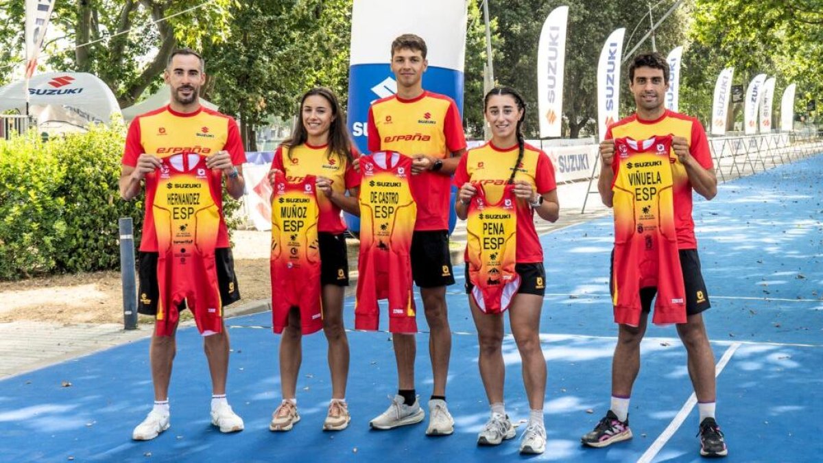 Marina Muñoz, la segunda por la izquierda, junto al resto del equipo español que competirá en el Europeo de triatlón cross.