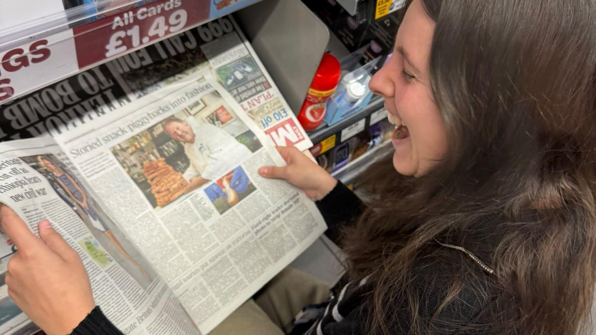 La hija de los propietarios de La Chistera con un ejemplar en Inglaterra.