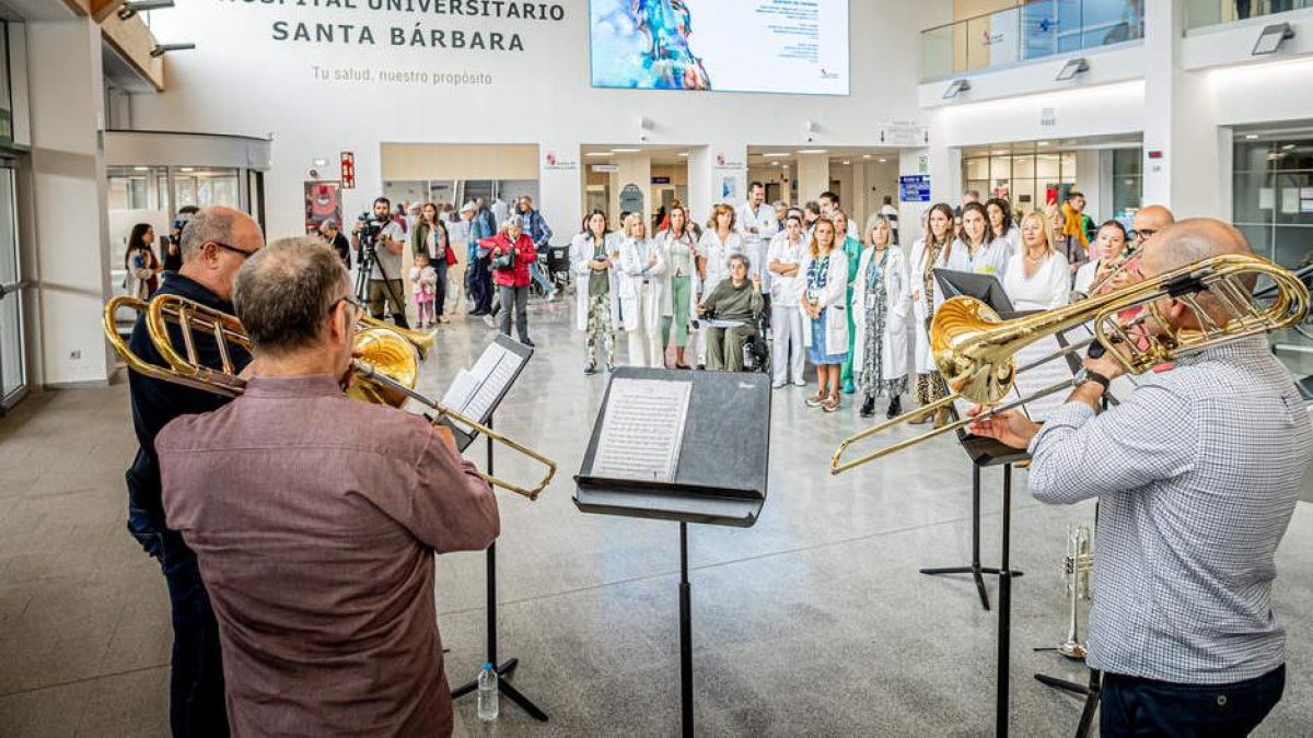 Pacientes y sanitarios pudieron contemplar un concierto fuera de lo común