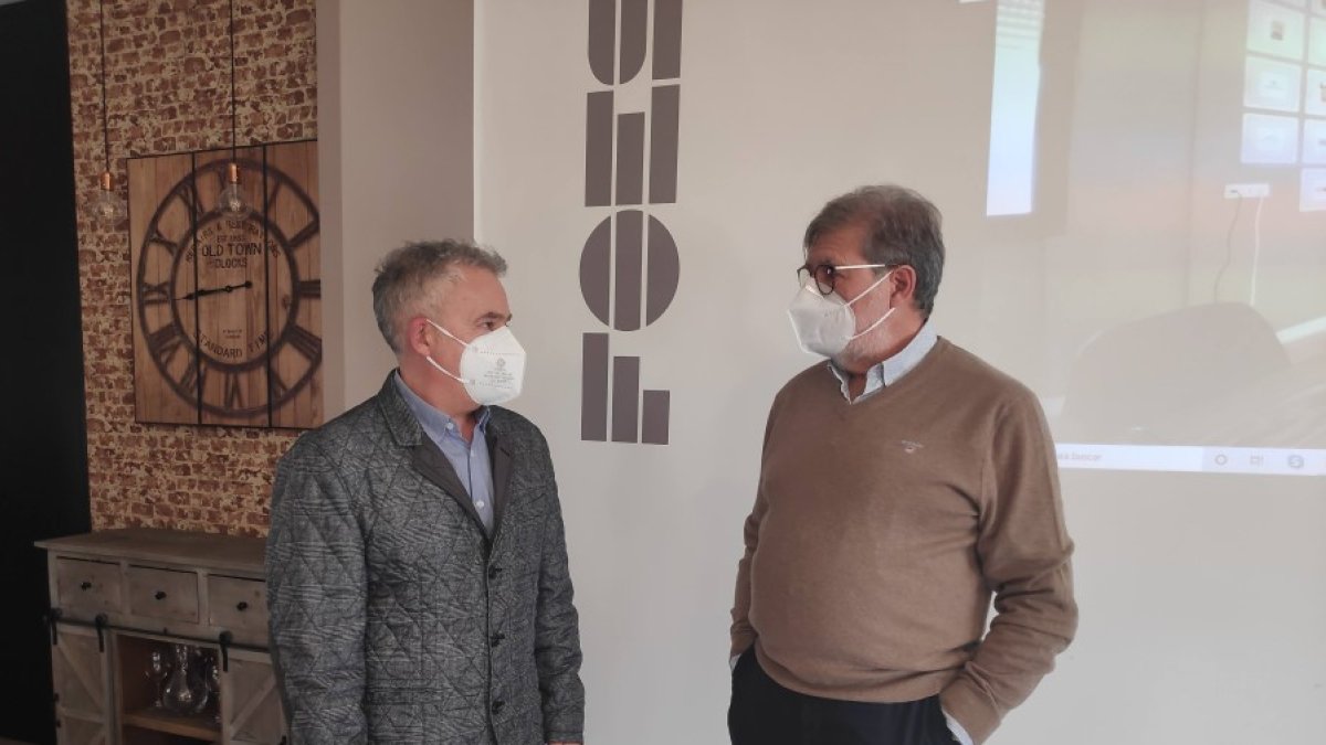Ángel Ceña y Santiago Aparicio chalan durante el encuentro. FOES